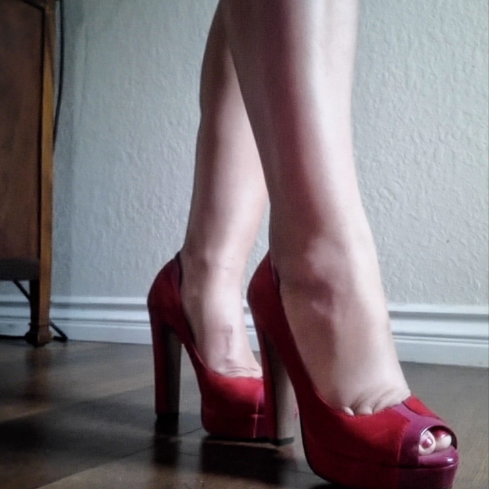 BCBGENERATION Elegant Red Peep-Toe Platform Heelssz 5.5